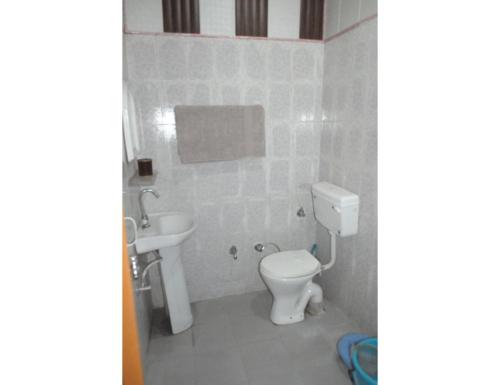 bagno con servizi igienici e lavandino di Safaya Paying Guest House and Home Stay, Patnitop a Patnitop