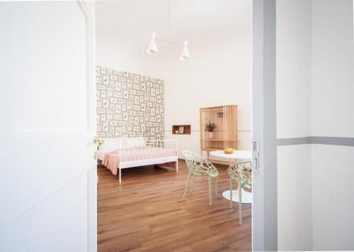 una sala de estar blanca con mesa y sillas en Banchi, en Florencia