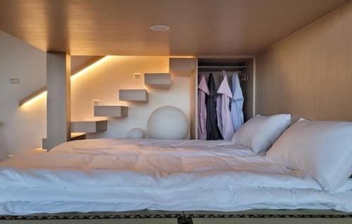 Ein Bett oder Betten in einem Zimmer der Unterkunft 浮雲投影海景溫泉