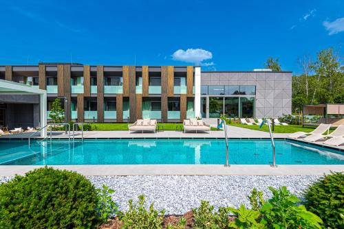 une piscine en face d'un bâtiment dans l'établissement REED Luxury Hotel by Balaton, à Siófok