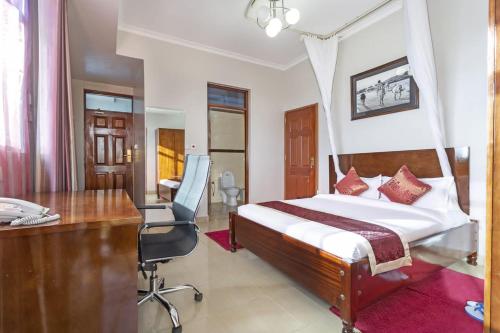 - une chambre avec un lit, un bureau et une chaise dans l'établissement Mashpark Apartments, à Nairobi