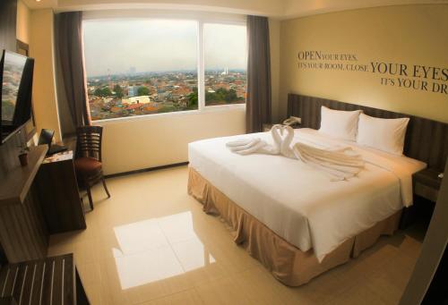 Postel nebo postele na pokoji v ubytování MK Hotel Jakarta