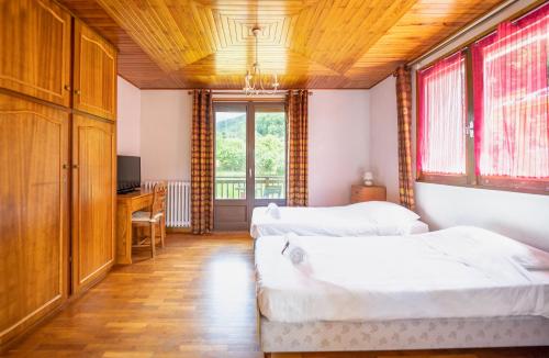 Tempat tidur dalam kamar di Cabana & Le Chalet de Saint-Jean