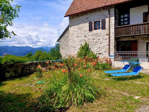 a yard with a blue bench and a building at Casa di Carla in Lauco