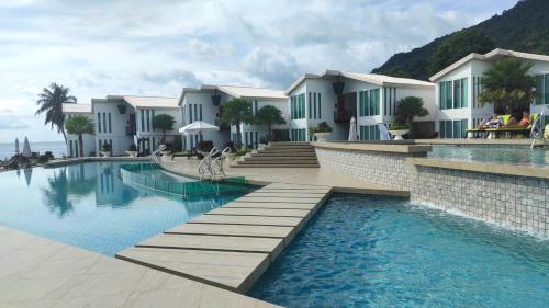 Bazén v ubytování Vannee Golden Sands Beachfront Resort nebo v jeho okolí