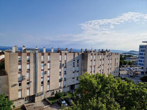 Spacious apartment Rocky with balcony