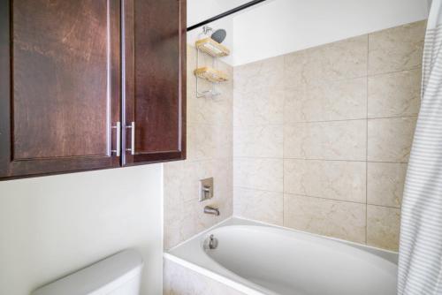 Vannituba majutusasutuses Downtown 1br w gym deck wd nr 6th St bars ATX-20