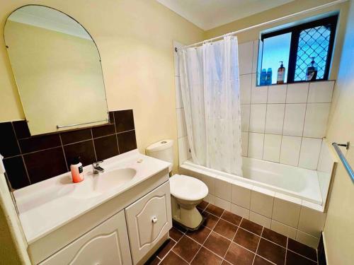 Ένα μπάνιο στο Cozy and Relaxed 2 Bedroom Apartment 1