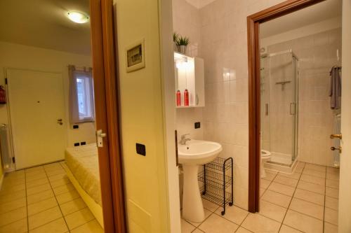 y baño con lavabo, ducha y aseo. en Studio Apartment Casa Enjoy Lago di Como, en Acquaseria