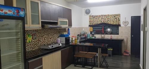 una cocina con barra y una barra. en Aaira Sophea Islamic Homestay en Batu Pahat