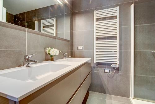 une salle de bain avec un lavabo et une douche dans l'établissement Les Berberis - Snow and Trek, à Morzine