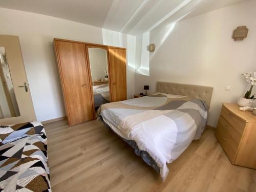 a bedroom with a bed and a dresser and a mirror at APPARTEMENT Studio neuf bas de villa Gorges du verdon à RIEZ in Riez