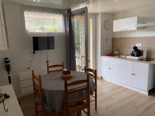 une cuisine et une salle à manger avec une table et des chaises dans l'établissement APPARTEMENT Studio neuf bas de villa Gorges du verdon à RIEZ, à Riez