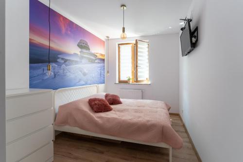 a small bedroom with a bed and a window at Apartament Strumykowy Zakątek - w centrum z prywatnym parkingiem - Space Apart in Karpacz