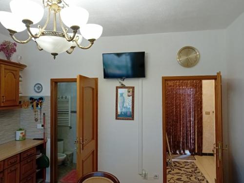 einen Kronleuchter über einer Küche mit einem Bad in der Unterkunft Casa di Vacanza in Porto Tolle