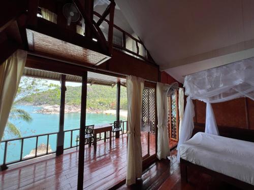 Ένα ή περισσότερα κρεβάτια σε δωμάτιο στο Plaa's Thansadet Resort