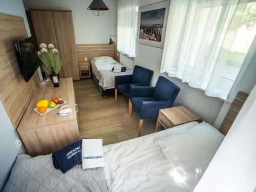 コウォブジェクにあるSanatorium Mewaのベッドとリビングルームが備わる小さな客室です。