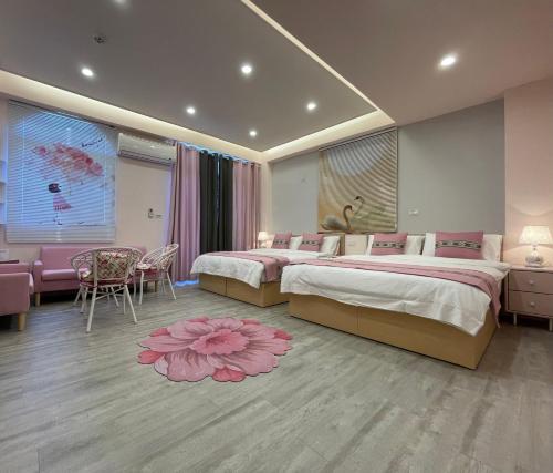 箼篰斯民宿 في Fushi: غرفة نوم بسريرين وسجادة ورد وردية