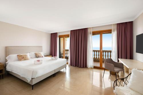 Postel nebo postele na pokoji v ubytování Villa Luna Suites
