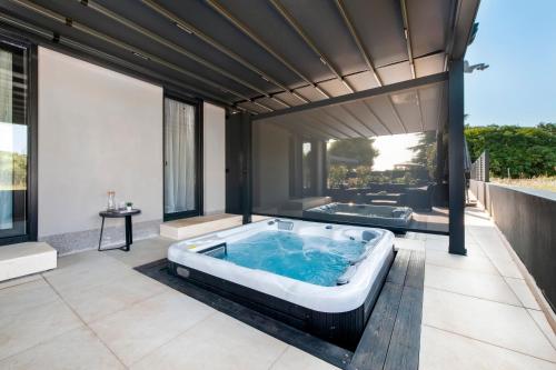 een jacuzzi in het midden van een patio bij Luxury Residence Levante in Rovinj