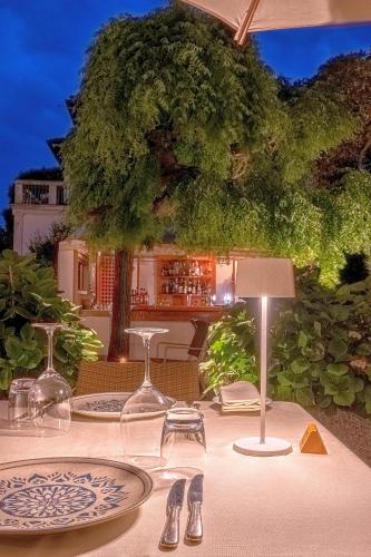 a table with glasses and a plate on it at Hotel Villa Mabapa in Venice-Lido