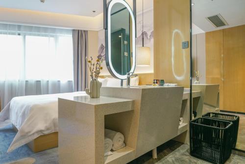 Postel nebo postele na pokoji v ubytování Paco Hotel Shenzhen Luohu Port