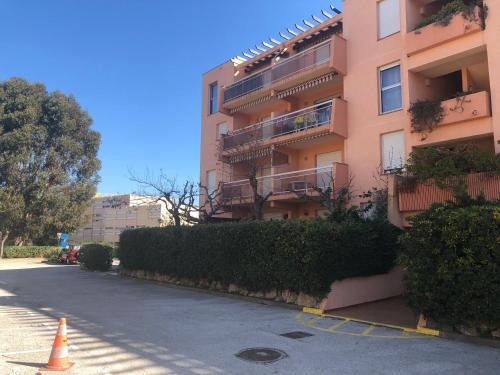 un cono arancione di fronte a un edificio di Résidence l’Amiraute a Bormes-les-Mimosas