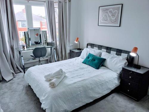 1 dormitorio con 1 cama con toallas en No.12 In The Heart Of Blackpool en Blackpool