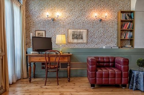 a room with a desk with a computer and a chair at Hotel Villa Mabapa in Venice-Lido