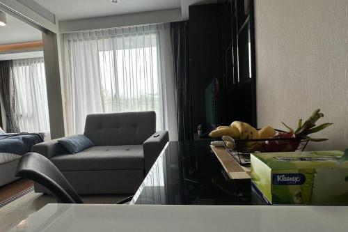 Posezení v ubytování Lovely family apartment at Surin Beach - Aristo 1, unit 203