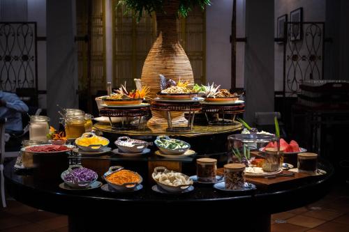Un buffet de comida en una mesa con tazones de comida. en Grand Swiss-Belhotel Melaka, en Melaka
