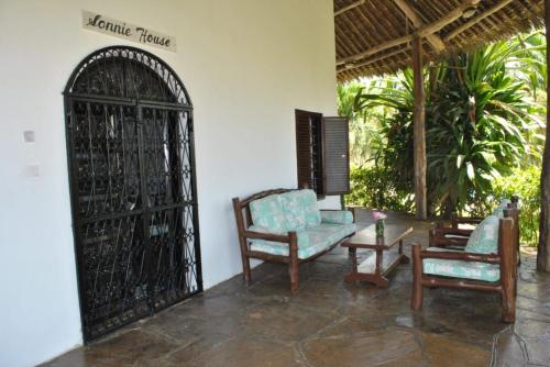 Kawasan patio atau luaran di Sonnie House Diani