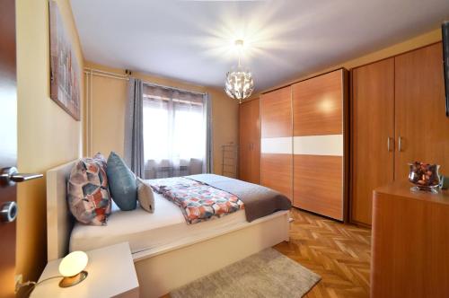 Schlafzimmer mit einem Bett, einem Schreibtisch und einem Fenster in der Unterkunft Apartment Ana in Zagreb