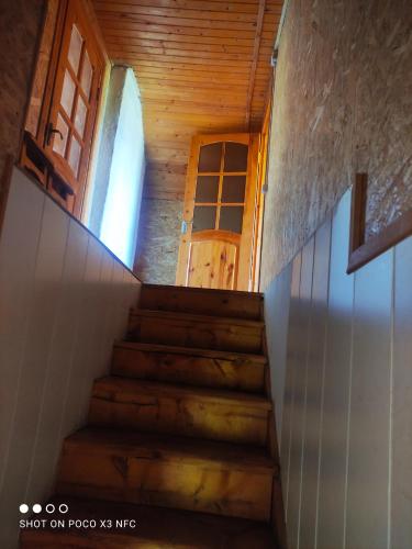 a staircase leading up to a room with a window at Guest House Doktor Eismann in Chychkan