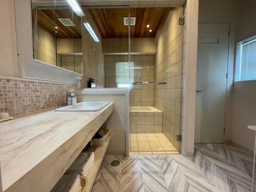 uma casa de banho com um lavatório e um chuveiro em Kith villa Kodomari 1 - Vacation STAY 14454 em Amami