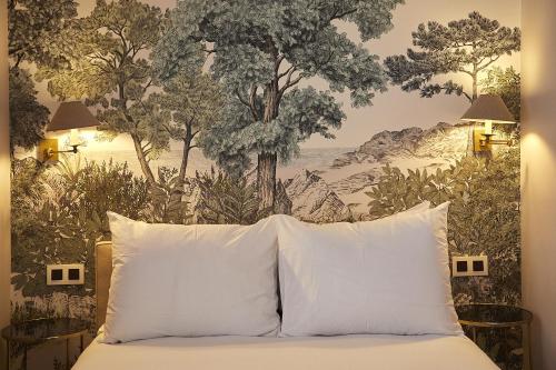 - une chambre ornée d'une fresque murale représentant des arbres dans l'établissement Hôtel du Danube Saint Germain, à Paris