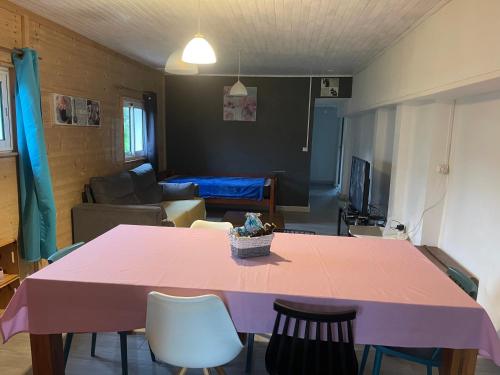 sala de estar con mesa y sillas rosas en ti kaz Martin Dé O la Réunion, en La Plaine des Cafres