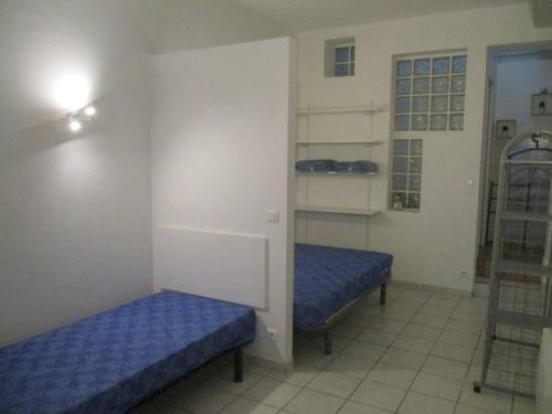 um quarto com duas camas azuis num quarto em Plateau de 47 m2 Victoire - Marché des Douves em Bordeaux