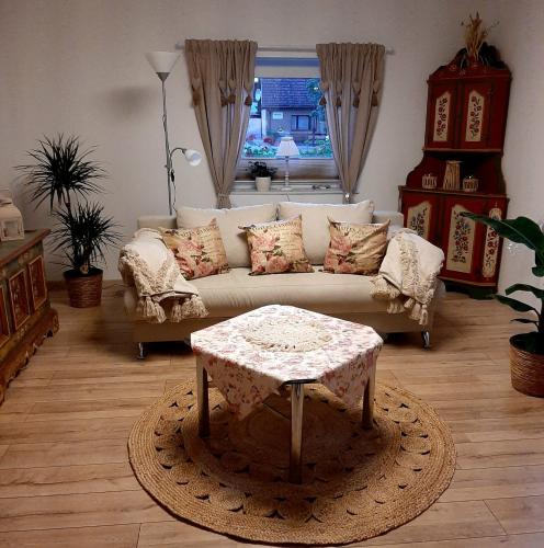 ein Wohnzimmer mit einem Sofa und einem Tisch in der Unterkunft Haus Waldblick in Liebenwalde