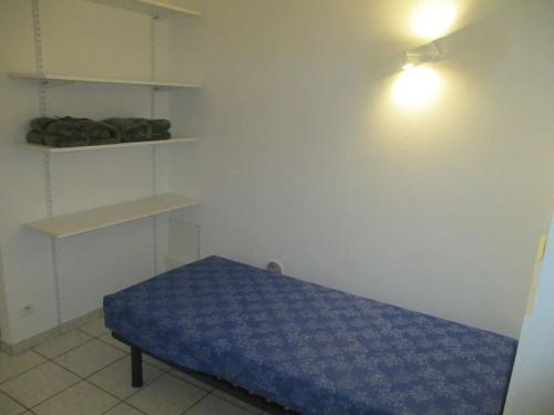 um quarto com uma cama com uma capa azul em Plateau de 47 m2 Victoire - Marché des Douves em Bordeaux