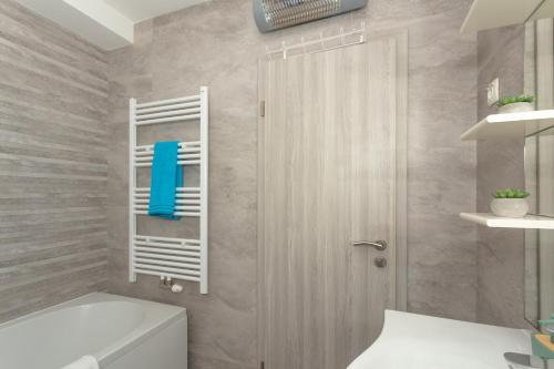 a bathroom with a white toilet and a blue towel at Pansion Pirat in Petrcane