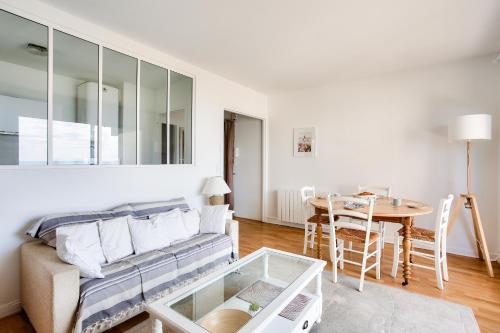 un salon avec un canapé et une table dans l'établissement Appartement pour 4 avec vue mer à Pléneuf, à Pléneuf-Val-André