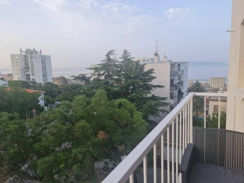 balcón con vistas a los árboles y edificios en Mias luxury spa apartment en Rijeka