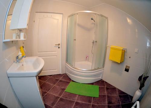 Kúpeľňa v ubytovaní Apartments Žugec