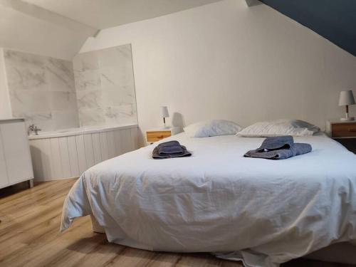 une chambre avec un lit blanc avec des serviettes dessus dans l'établissement La Maison de Clara -Etretat Centre - 6 pers, à Étretat