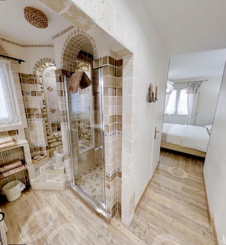 La salle de bains privative est pourvue d'une douche à l'italienne. dans l'établissement Chambres d'hôtes et Gîtes Les Restanques, à Saint-Alexandre