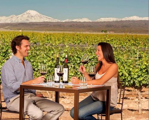een man en een vrouw aan een tafel met wijnglazen bij LUIS MENDOZA in Mendoza