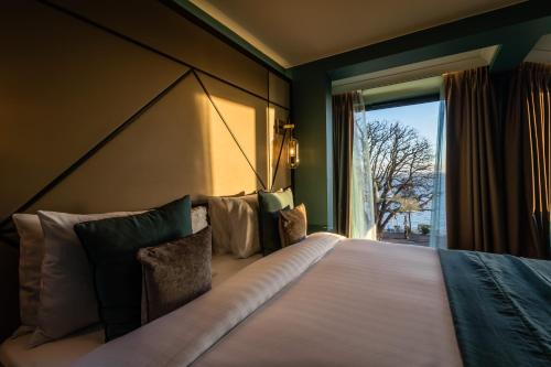Una cama o camas en una habitación de Seven Hotel