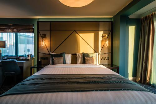 Una cama o camas en una habitación de Seven Hotel