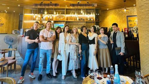 un grupo de personas posando para una foto en un restaurante en Draha Halong Hotel en Ha Long